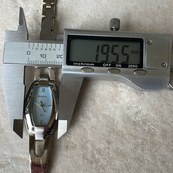 Armitron lady battery water resistant stainless steel - Picture 6 of 6